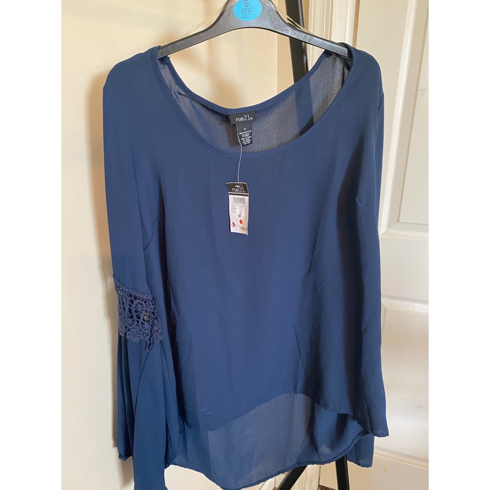Rue21 Flared, Long Sleeve Blouse. M.